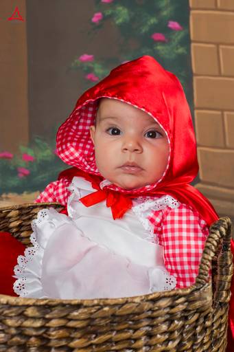 Bebé Leonor na sessão de carnaval de estúdio em Vale de Cambra
