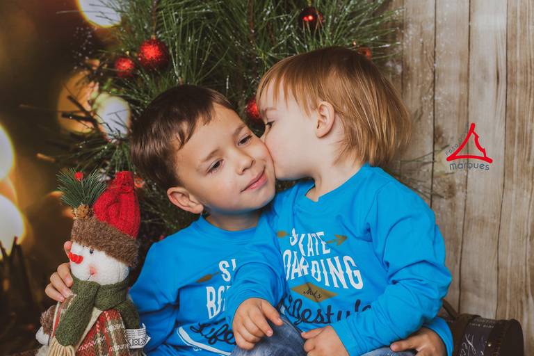 Sessão fotográfica de Natal de lindos irmãos