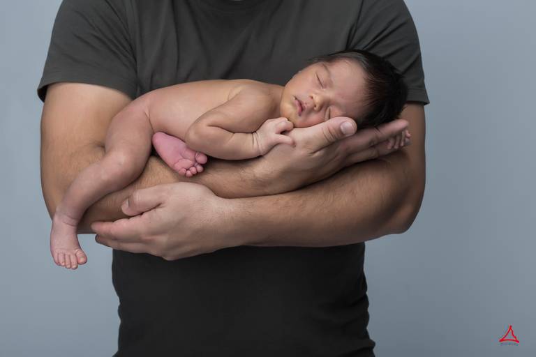 Pai a pegar no pequeno filho