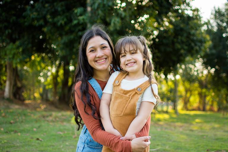 mae e filha no parque 