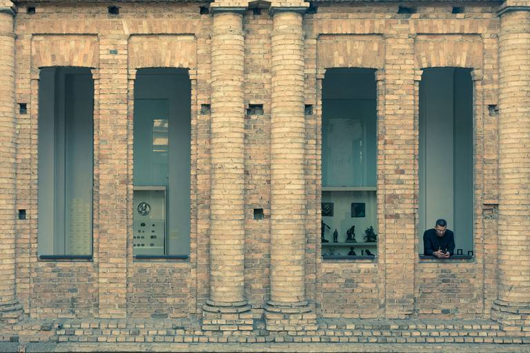 Fotografia da Pinacoteca de São Paulo com adulto na janela