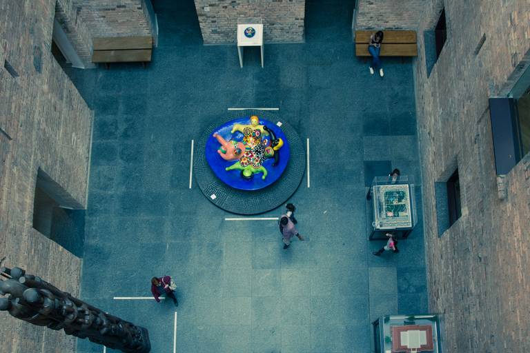 Fotografia da Pinacoteca de São Paulo pessoas observando obras de arte