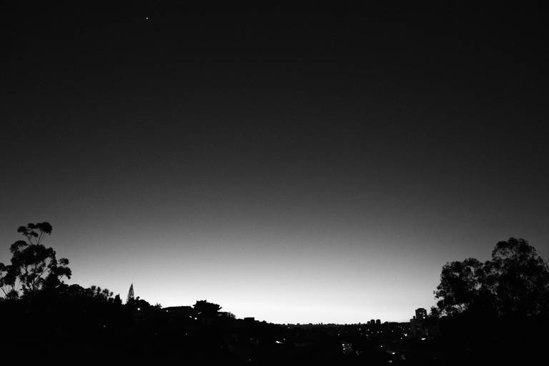 Fotografia do por do sol de são paulo em preto e branco