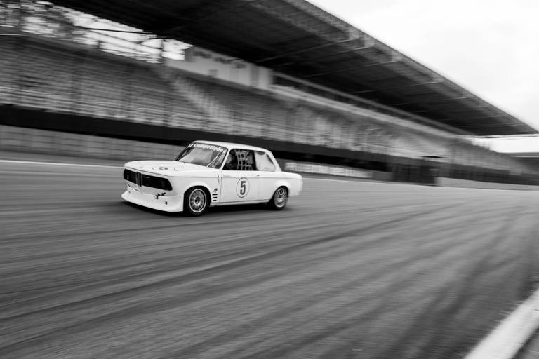 Fotografia de carros de corrida no autodromo de Interlagos em São Paulo em preto e branco