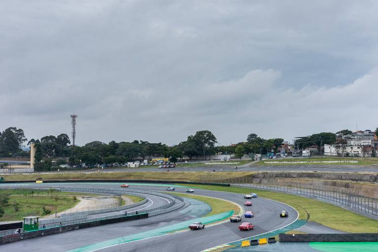 Fotografia de carros de corrida no autodromo de Interlagos em São Paulo