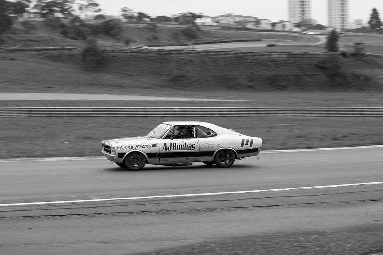 Fotografia de carros de corrida no autodromo de Interlagos em São Paulo em preto e branco