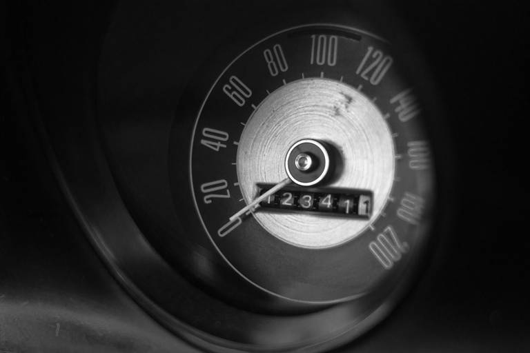 Fotografia de carro antigo Ford Maverick em preto e branco