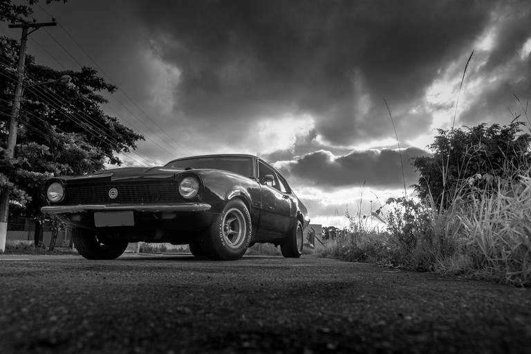 Fotografia de carro antigo Ford Maverick em preto e branco