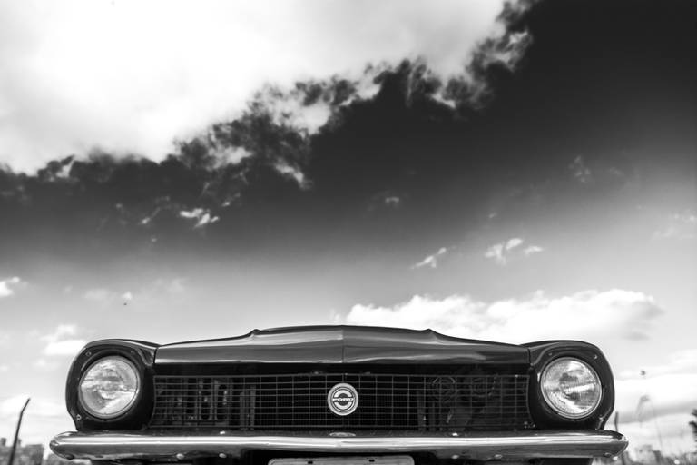 Fotografia de carro antigo Ford Maverick em preto e branco