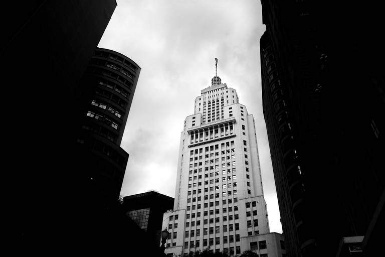 Autoral prédio Banespa fotografia perto e branco