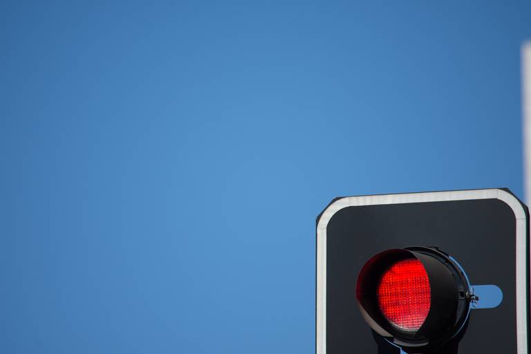 Autoral semaforo de luz vermelha e céu azul em São Paulo