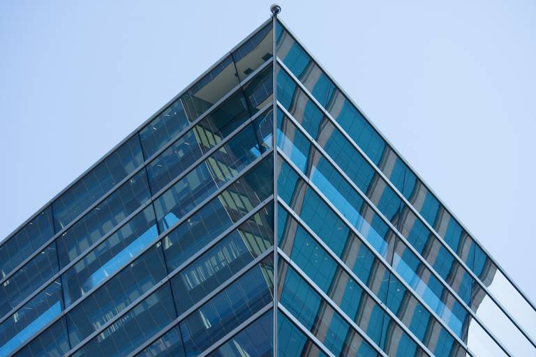 Autoral prédio azul espelhado e reflexo e céu azul em São Paulo