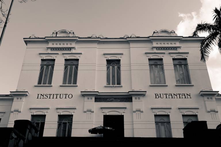 Fotografia do instituto Butantã de são paulo em perto e branco