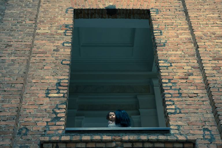 Fotografia da Pinacoteca de São Paulo com criança na janela