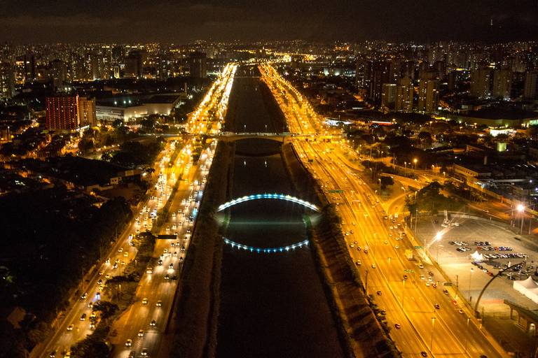 Fotografia aerea em São Paulo na marginal tiete noturna