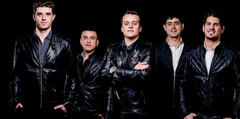 Los Quara lanzaron su disco y para ello hicimos fotos en estudio.
Usamos dos flashes y una luz continua.