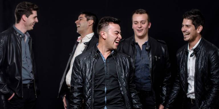 Los Quara lanzaron su disco y para ello hicimos fotos en estudio.
Uno de los flashes, el principal, tenia un modificador Beauty.