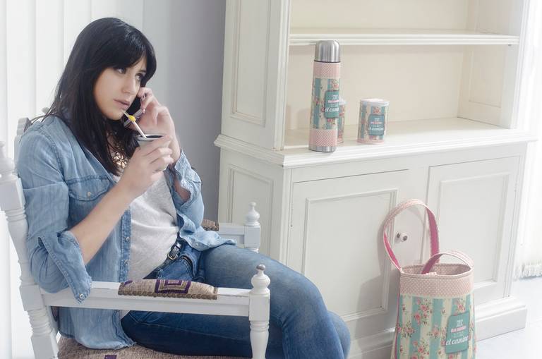 Foto publicitaria de Bello Export en interior, con luz de mañana