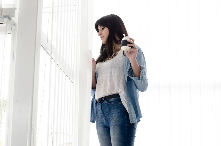 Foto publicitaria de Bello Export en interior. Gran ventanal