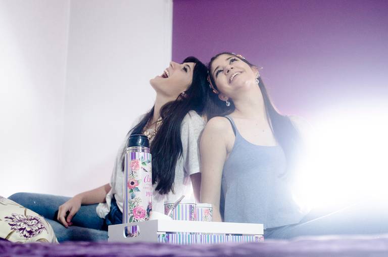 Foto publicitaria de Bello Export en interior, luz de ventana y flash, con dos modelos,