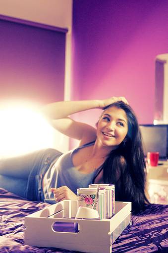 Foto publicitaria de Bello Export en interior, luz de ventana y flash, con dos modelos, Luz de mañana