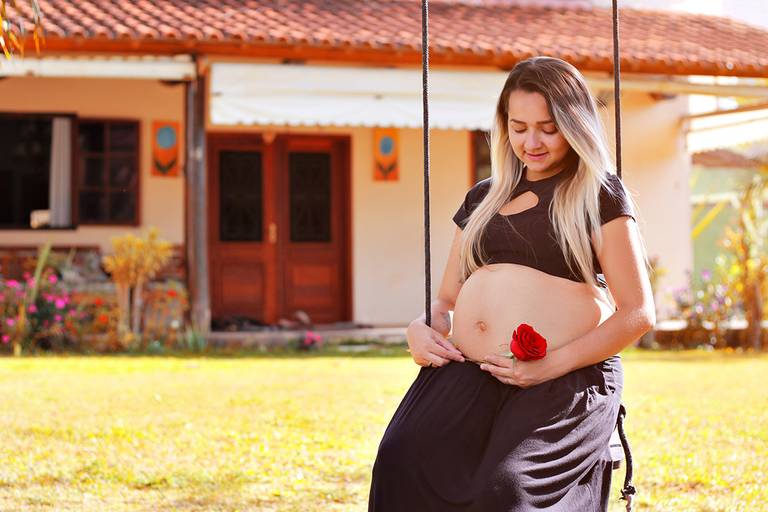 melhores-fotos-ensaio-gestante-winnie-rosa-fotografo-balanço-rosa vermelha-rj-fotos-diferentes-gravida- Ademir Mello-muro grafite-35-semanas-melhores-fotos-gestante-35 semanas-rj-fotografa-floriano-barra mansa-retrato-winnie-rosa-fotos