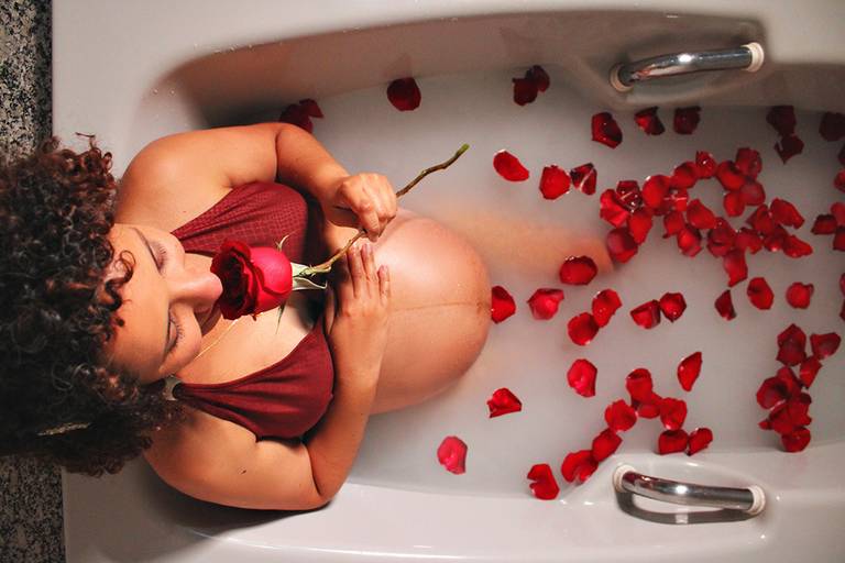 melhores-fotos-ensaio-gestante-winnie-rosa-fotografo-banheira-pétala vermelha-rj-fotos-diferentes-gravida-35-semanas-melhores-fotos-gestante-ensaio na banheira com rosas-rj-fotografa-vila maria-barra mansa-rj