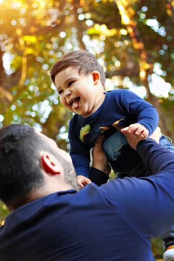 melhores-fotos-ensaio-pai-e-filho-winnie-rosa-fotografo-ensaios-dia-dos-pais-fotos-diferentes-ao-ar-livre-dia-dos-pais-melhores-fotos-pai-e-filho-fotografa-retrato-winnie-rosa-fotos-em-saudade-barra-mansa-rj-criativa-pai segurando o filho no alto