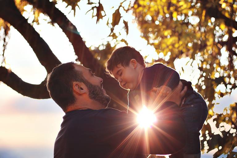 melhores-fotos-ensaio-pai-e-filho-winnie-rosa-fotografo-ensaios-dia-dos-pais-fotos-diferentes-ao-ar-livre-dia-dos-pais-melhores-fotos-pai-e-filho-fotografa-retrato-winnie-rosa-fotos-em-saudade-barra-mansa-rj-pai com o filho no colo com por do sol