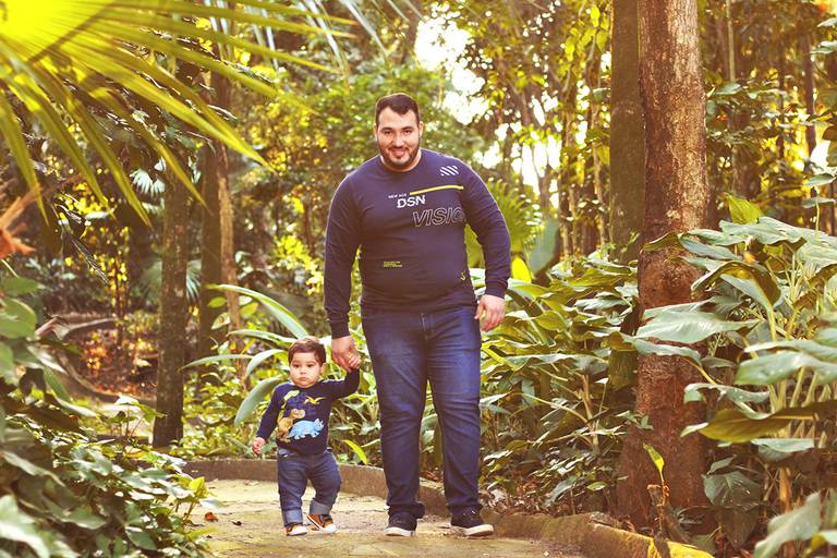 melhores-fotos-ensaio-pai-e-filho-winnie-rosa-fotografo-ensaios-dia-dos-pais-fotos-diferentes-ao-ar-livre-dia-dos-pais-melhores-fotos-pai-e-filho-fotografa-retrato-winnie-rosa-fotos-em-saudade-barra-mansa-rj-criativa-pai caminhando com o filho