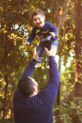 melhores-fotos-ensaio-pai-e-filho-winnie-rosa-fotografo-ensaios-dia-dos-pais-fotos-diferentes-ao-ar-livre-dia-dos-pais-melhores-fotos-pai-e-filho-fotografa-retrato-winnie-rosa-fotos-em-saudade-barra-mansa-rj-criativa-pai jogando o filho pra cima