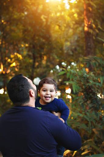 melhores-fotos-ensaio-pai-e-filho-winnie-rosa-fotografo-ensaios-dia-dos-pais-fotos-diferentes-ao-ar-livre-dia-dos-pais-melhores-fotos-pai-e-filho-fotografa-retrato-winnie-rosa-fotos-em-saudade-barra-mansa-rj-criativa-pai de costas e o filho de frente
