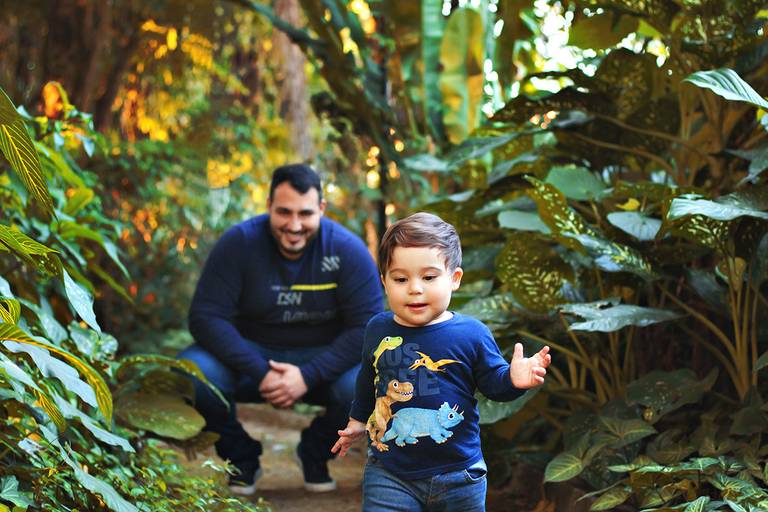 melhores-fotos-ensaio-pai-e-filho-winnie-rosa-fotografo-ensaios-dia-dos-pais-fotos-diferentes-ao-ar-livre-dia-dos-pais-melhores-fotos-pai-e-filho-fotografa-retrato-winnie-rosa-fotos-em-saudade-barra-mansa-rj-criativa-filho correndo e o pai atrás