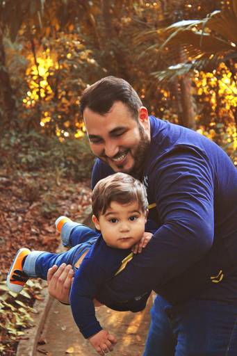 melhores-fotos-ensaio-pai-e-filho-winnie-rosa-fotografo-ensaios-dia-dos-pais-fotos-diferentes-ao-ar-livre-dia-dos-pais-melhores-fotos-pai-e-filho-fotografa-retrato-winnie-rosa-fotos-em-saudade-barra-mansa-rj-criativa-pai com o filho no colo