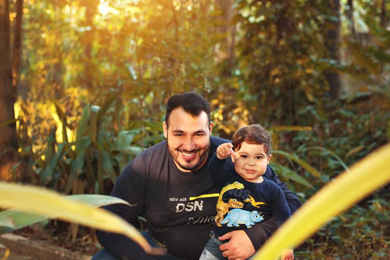 melhores-fotos-ensaio-pai-e-filho-winnie-rosa-fotografo-ensaios-dia-dos-pais-fotos-diferentes-ao-ar-livre-dia-dos-pais-melhores-fotos-pai-e-filho-fotografa-retrato-winnie-rosa-fotos-em-saudade-barra-mansa-rj-criativa-pai com o filho no parque