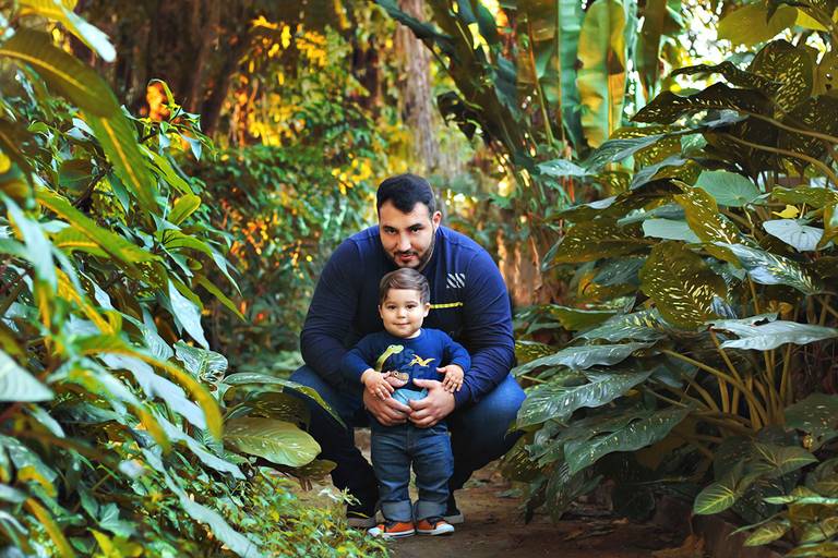 melhores-fotos-ensaio-pai-e-filho-winnie-rosa-fotografo-ensaios-dia-dos-pais-fotos-diferentes-ao-ar-livre-dia-dos-pais-melhores-fotos-pai-e-filho-fotografa-retrato-winnie-rosa-fotos-em-saudade-barra-mansa-rj-criativa-pai com o filho no parque eologico