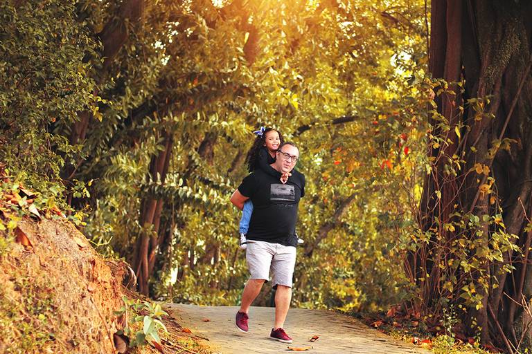 Ensaio feito perto da ponte dos arcos em Barra Mansa-RJ, para o dia dos pais. Foto de pai brincando com a filha nas costas. melhores-fotos-ensaio-pai-e-filha-winnie-rosa-fotografo-ensaios-dia-dos-pais-fotos-diferentes-ao-ar-livre-dia-dos-pais-melhores