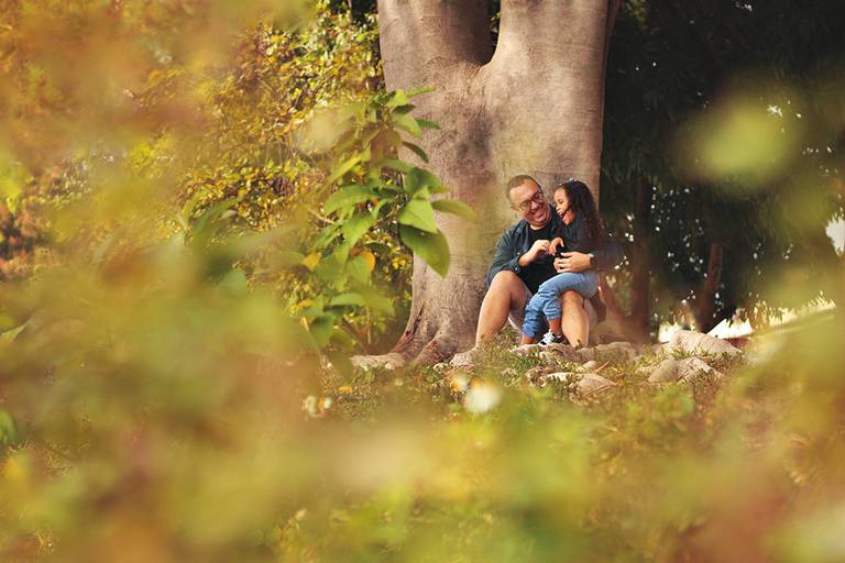 Ensaio fotográfico feito na ponte dos arcos em Barra Mansa-RJ, para o dia dos pais. Foto de pai e filha sentados na árvore melhores-fotos-ensaio-pai-e-filha-winnie-rosa-fotografo-ensaios-dia-dos-pais-fotos-diferentes-ao-ar-livre-dia-dos-pais-melhores-foto