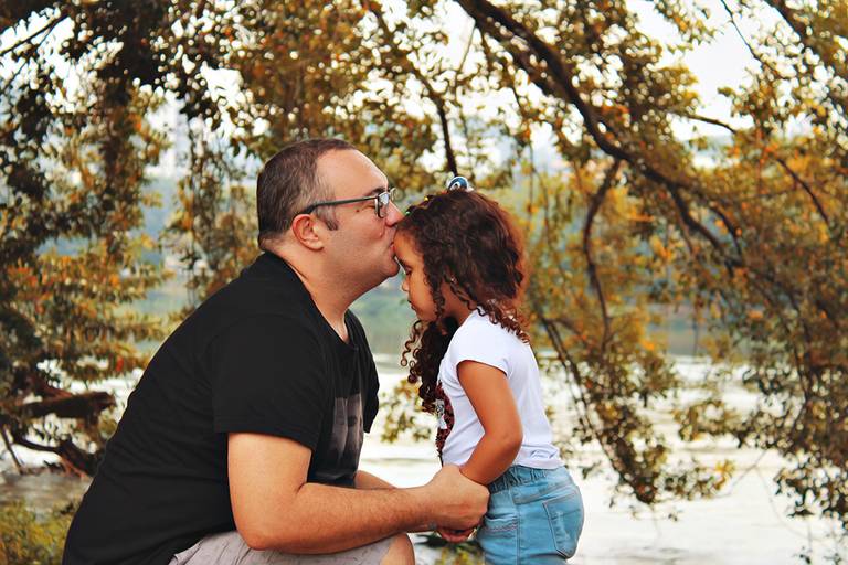 Ensaio feito perto da ponte dos arcos em Barra Mansa-RJ, para o dia dos pais. Foto do pai beijando a filha.melhores-fotos-ensaio-pai-e-filha-winnie-rosa-fotografo-ensaios-dia-dos-pais-fotos-diferentes-ao-ar-livre-dia-dos-pais-melhores-fotos-pai-e-filho