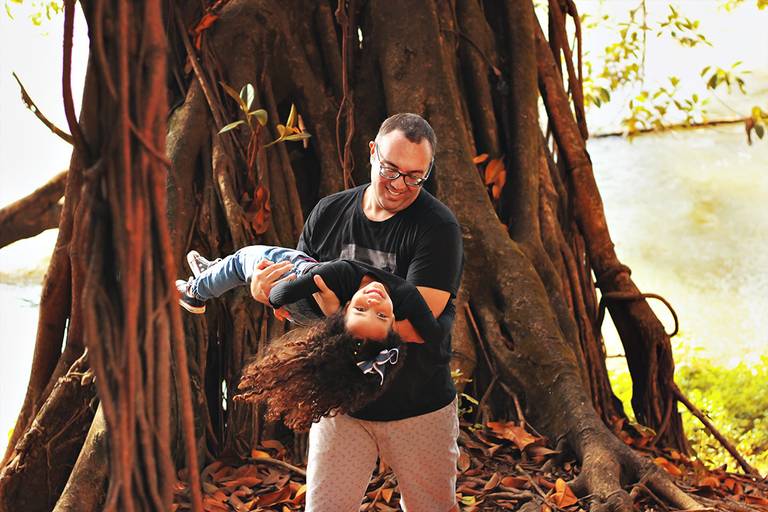 Ensaio feito perto da ponte dos arcos em Barra Mansa-RJ, para o dia dos pais.Fot do pai rodando a filha no colo. melhores-fotos-ensaio-pai-e-filha-winnie-rosa-fotografo-ensaios-dia-dos-pais-fotos-diferentes-ao-ar-livre-dia-dos-pais-melhores-fotos-pai