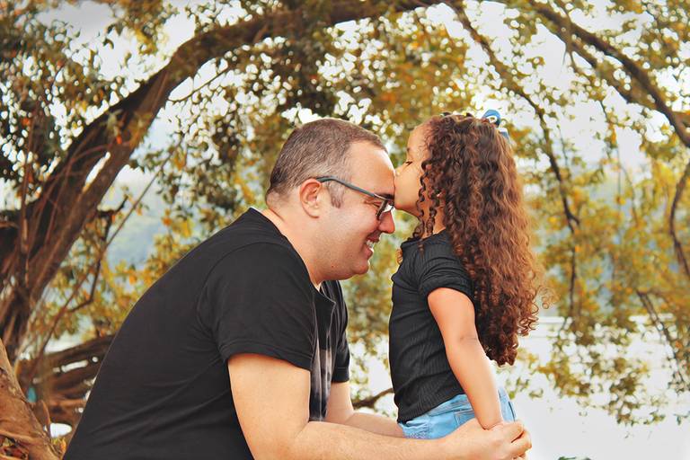Ensaio feito perto da ponte dos arcos em Barra Mansa-RJ, para o dia dos pais. Foto da filha beijando a testa do pai.melhores-fotos-ensaio-pai-e-filha-winnie-rosa-fotografo-ensaios-dia-dos-pais-fotos-diferentes-ao-ar-livre-dia-dos-pais-melhores-fotos-pai