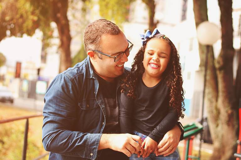 Ensaio feito perto da ponte dos arcos em Barra Mansa-RJ, para o dia dos pais. Foto do pai fazendo cócegas na filha perto da praça. melhores-fotos-ensaio-pai-e-filha-winnie-rosa-fotografo-ensaios-dia-dos-pais-fotos-diferentes-ao-ar-livre-dia-dos-pais-melho