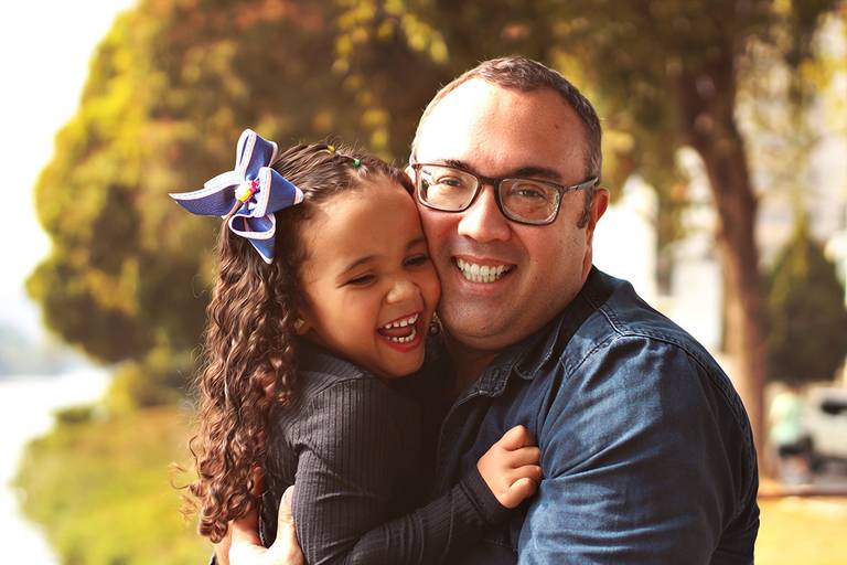 Ensaio feito perto da ponte dos arcos em Barra Mansa-RJ, para o dia dos pais. Foto do pai abraçado com a filha.melhores-fotos-ensaio-pai-e-filha-winnie-rosa-fotografo-ensaios-dia-dos-pais-fotos-diferentes-ao-ar-livre-dia-dos-pais-melhores-fotos-pai-e