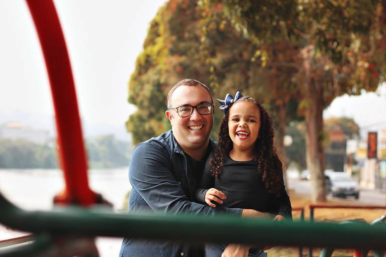 Ensaio feito perto da ponte dos arcos em Barra Mansa-RJ, para o dia dos pais.Foto do pai sorrindo junto com a filha.melhores-fotos-ensaio-pai-e-filha-winnie-rosa-fotografo-ensaios-dia-dos-pais-fotos-diferentes-ao-ar-livre-dia-dos-pais-melhores-fotos-pai-
