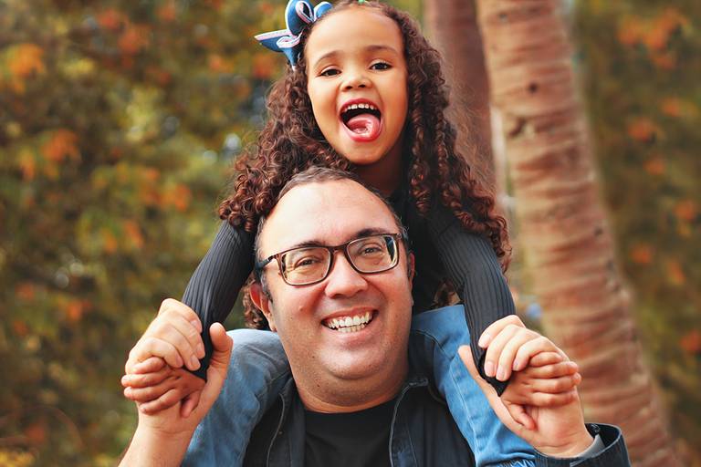 Ensaio feito perto da ponte dos arcos em Barra Mansa-RJ, para o dia dos pais. Foto do pai com a filha nas costas e a menina mostrando a língua