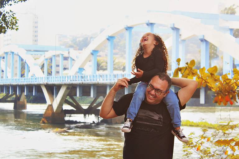 Ensaio feito perto da ponte dos arcos em Barra Mansa-RJ, para o dia dos pais. Foto do pai fazendo cocegas na filha, ele está com ela nas costas. melhores-fotos-ensaio-pai-e-filha-winnie-rosa-fotografo-ensaios-dia-dos-pais-fotos-diferentes-ao-ar-livre-dia