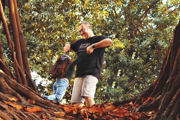 Ensaio feito perto da ponte dos arcos em Barra Mansa-RJ, para o dia dos pais. Foto do pai brincando de rodar com a filha entre duas árvores.melhores-fotos-ensaio-pai-e-filha-winnie-rosa-fotografo-ensaios-dia-dos-pais-fotos-diferentes-ao-ar-livre-dia pai