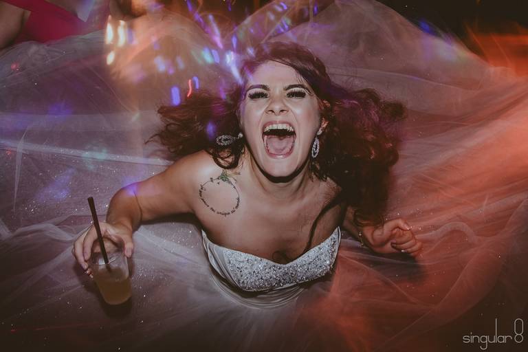 fotografia dos noivos se divertem em festa de casamento 