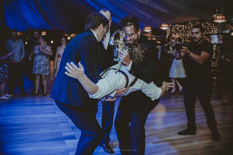 fotografia de noivo na pista de dança no espaço itália buffet callegari em mairiporã