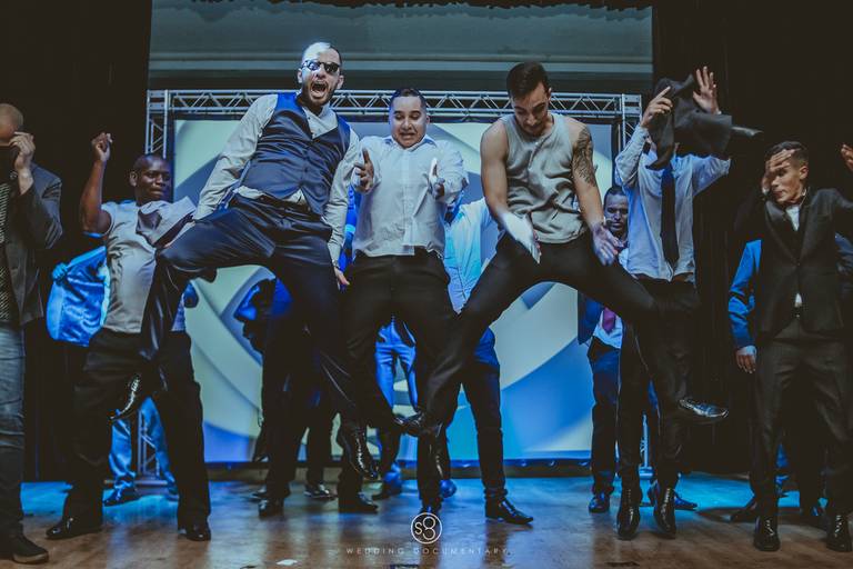 fotografia de casamento espontânea e diferente na pista de dança da festa em Guarulhos